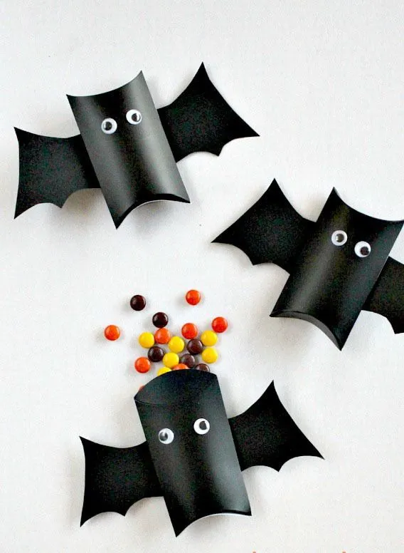 Cómo hacer dulceros de murciélagos para Halloween | Manualidades para niños Cómo hacer dulceros de murciélagos para Halloween | Manualidades para niños