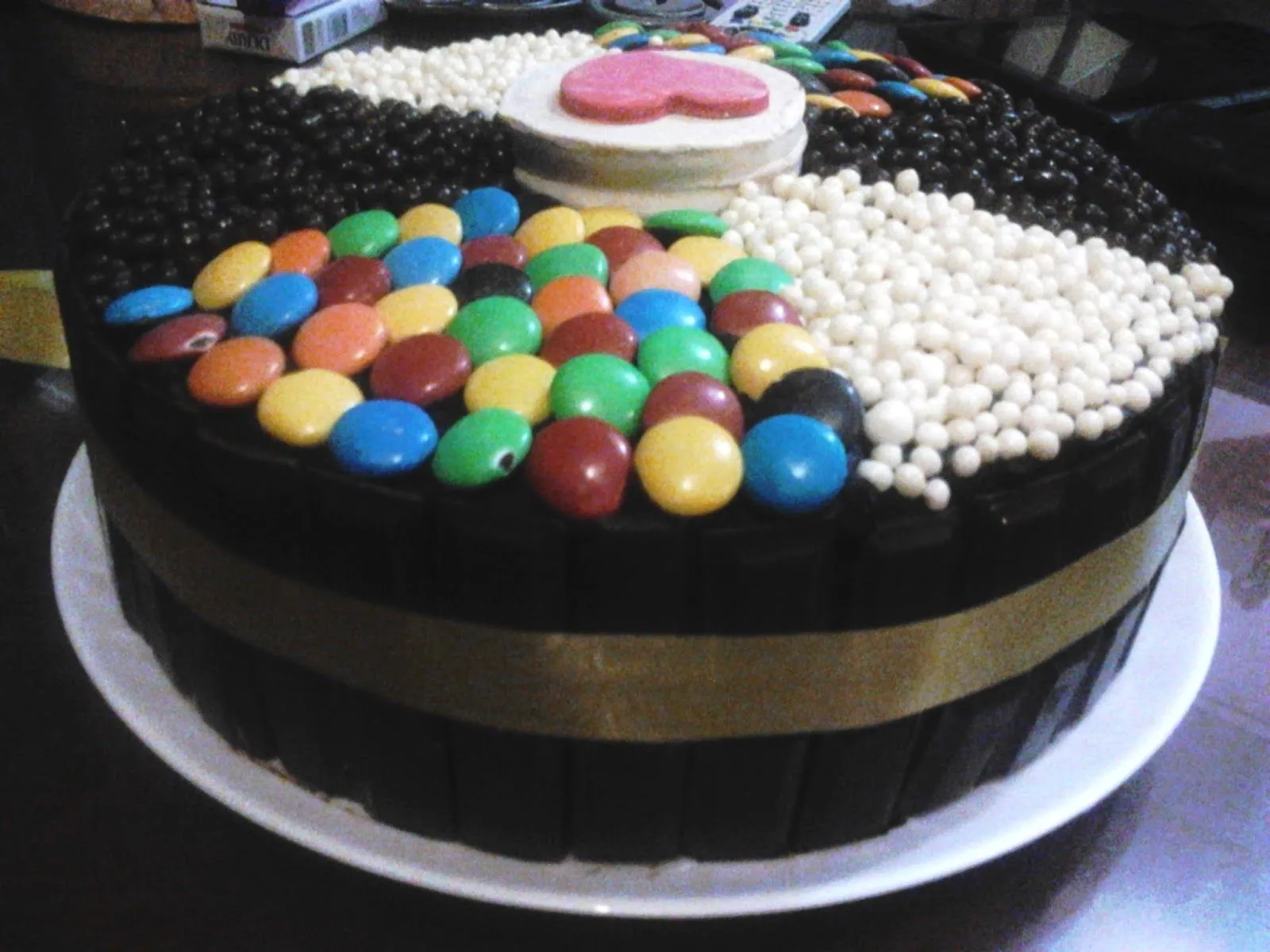 Dulces Pasteles cakes: Torta en variedad de chocolates acompañada ... Dulces Pasteles cakes: Torta en variedad de chocolates acompañada ...