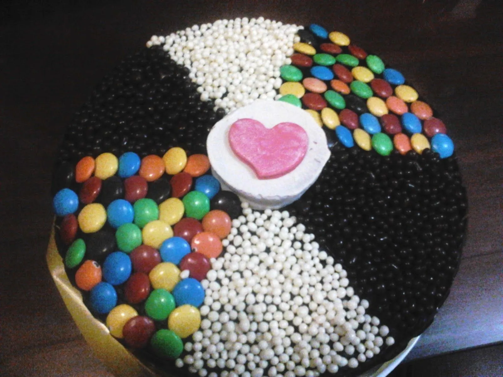 Dulces Pasteles cakes: Torta en variedad de chocolates acompañada ... Dulces Pasteles cakes: Torta en variedad de chocolates acompañada ...