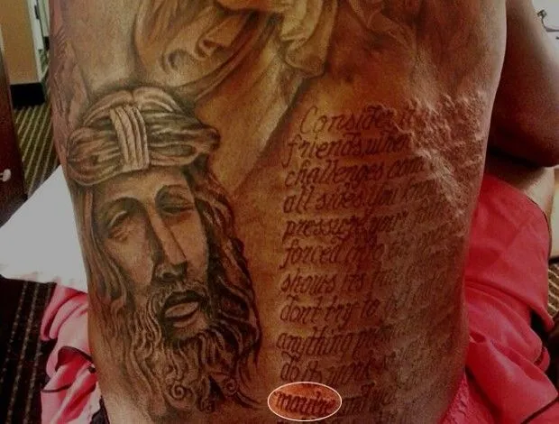 Durant fecha as costas com imagens religiosas e erro em verso da ...