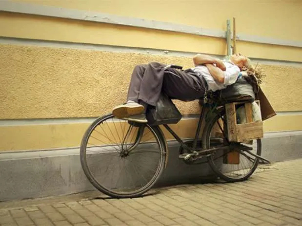 Fotógrafo capta a personas durmiendo en lugares insólitos - Terra ...
