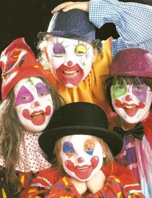  ... echado encima el día de la fiesta y no tenemos disfraces para todos