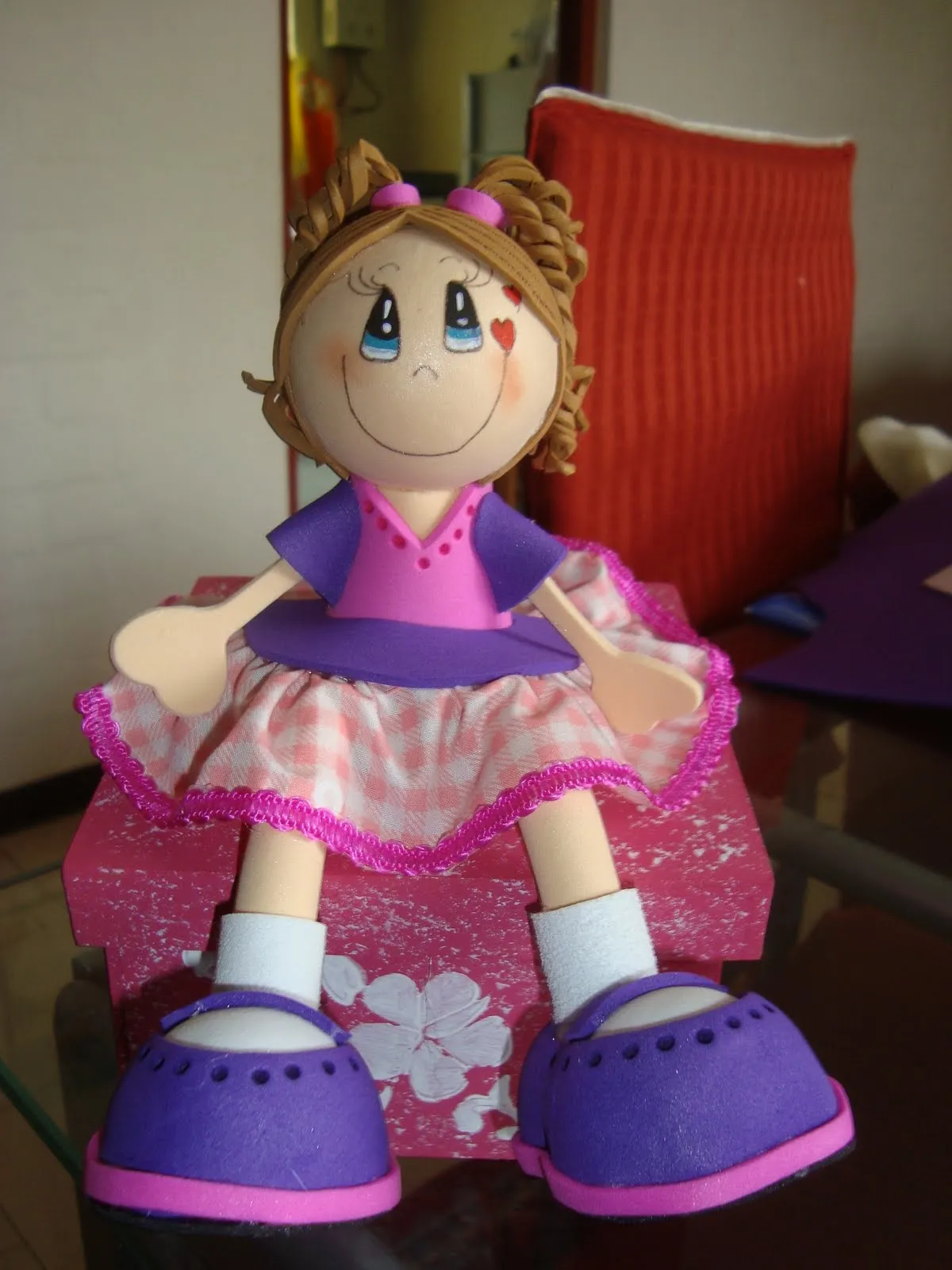 Ediciones Fiomat - Detallitos: Fofucha sentada Ediciones Fiomat - Detallitos: Fofucha sentada