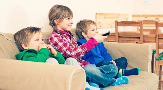 Niños mirando television - Imagui