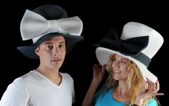 Elegantes sombreros de gomaespuma diseñados para los novios ... Elegantes sombreros de gomaespuma diseñados para los novios ...