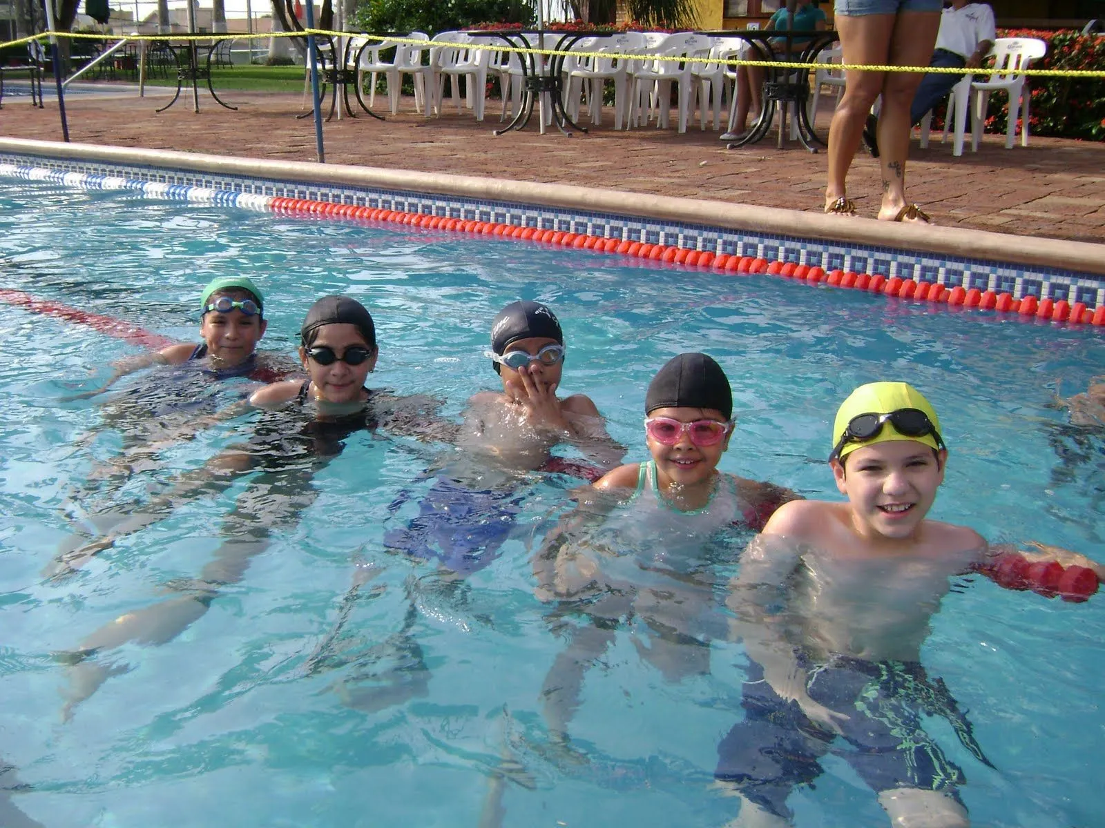 Elementos: el borde de la piscina.