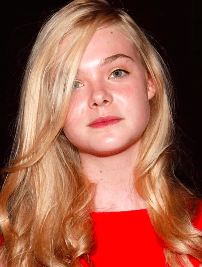 Elle Fanning con sombras doradas en el desfile de Marc by Marc ... Elle Fanning con sombras doradas en el desfile de Marc by Marc ...