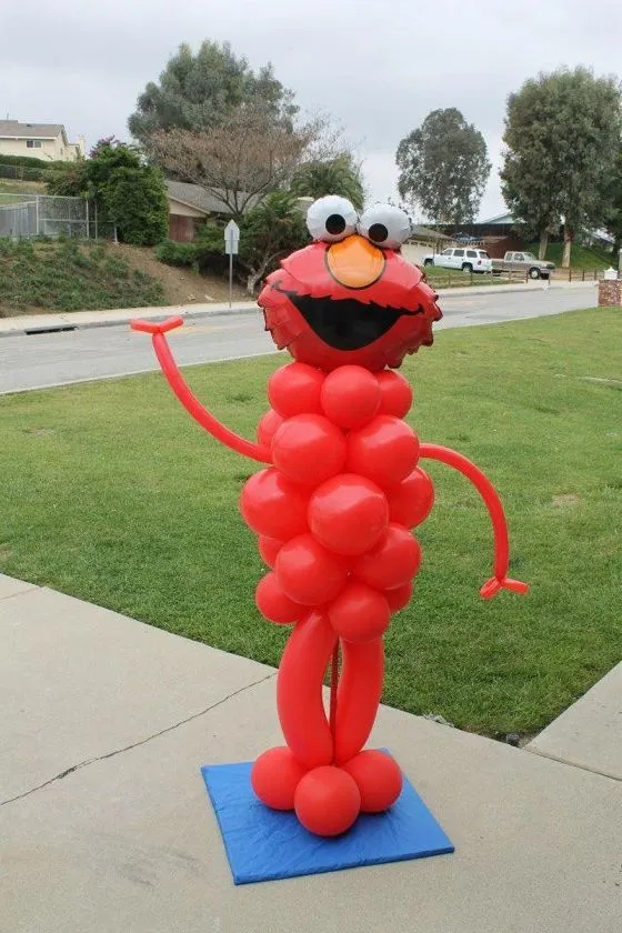 Elmo balloon sculpture. Www.bogeysbouncers.com | decoracion con ... Elmo balloon sculpture. Www.bogeysbouncers.com | decoracion con ...