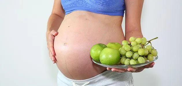 embarazada-plato-uvas-manzanas ...