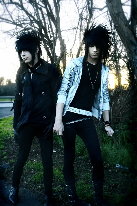 Chris Dakota y Sam Llanasing son dos chicos emo famosos. Chris Dakota y Sam Llanasing son dos chicos emo famosos.