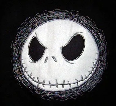  " no es Emo pero muchos lo usan solo porque les gusta las calaveras ...