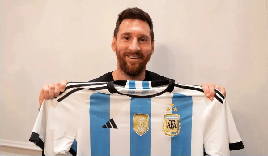La emoción de Messi al ver la camiseta con tres estrellas - NOTIFY