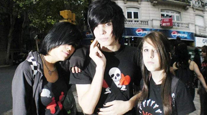 Emos", la tribu de adolescentes tristes - 09.03.2008 - lanacion.com Emos", la tribu de adolescentes tristes - 09.03.2008 - lanacion.com