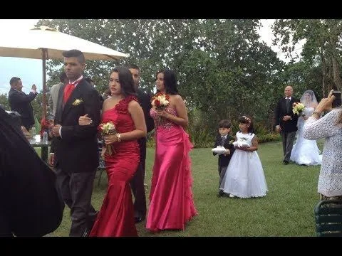 Momento emotivo de una boda - vestidos dama de honor - cortejo ... Momento emotivo de una boda - vestidos dama de honor - cortejo ...