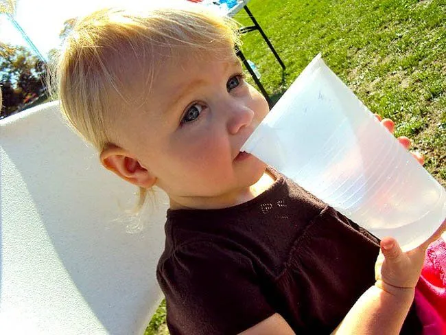Cuándo empezar a ofrecer agua a los bebés y cuánta?