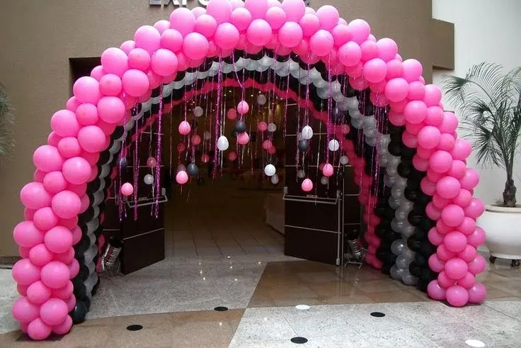 Me encanta el detalle de los globos colgantes en este espectacular ... Me encanta el detalle de los globos colgantes en este espectacular ...
