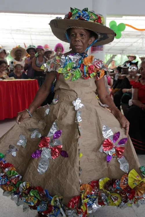 Qué energía, la de los adultos mayores! Fiesta de sombreros y ... Qué energía, la de los adultos mayores! Fiesta de sombreros y ...