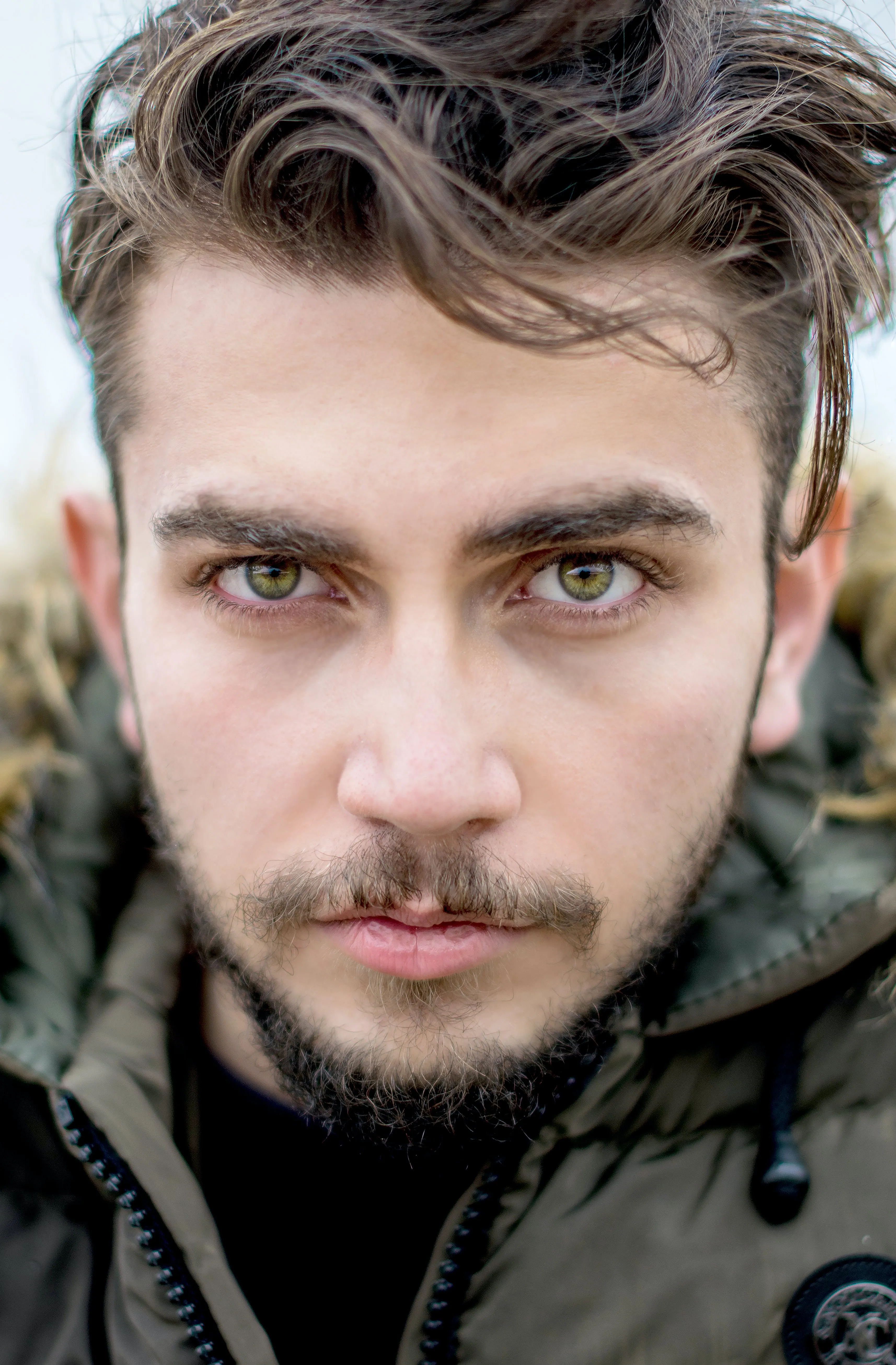 Enfoque Selectivo Foto De Retrato De Hombre Con Ojos Verdes Posando · Foto  de stock gratuita