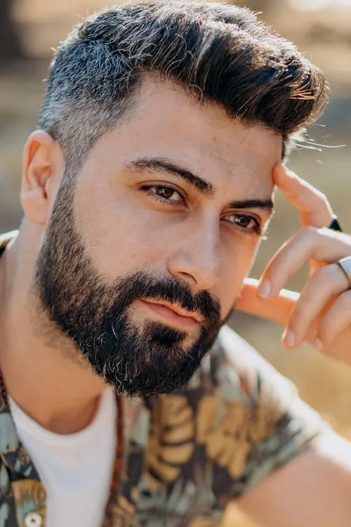 Enfoque Selectivo Foto De Retrato De Hombre Con Ojos Verdes Posando · Foto  de stock gratuita