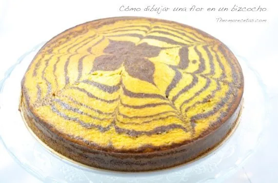 Os enseñamos a dibujar una flor en un bizcocho bicolor ¡es fácil!