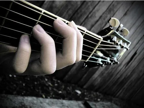 Tocando la guitarra - Imagui