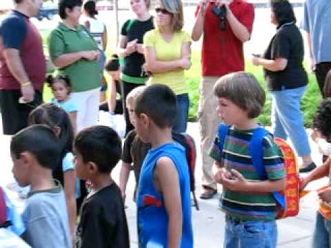 Entrando a la Escuela el primer dia de clases - YouTube Entrando a la Escuela el primer dia de clases - YouTube