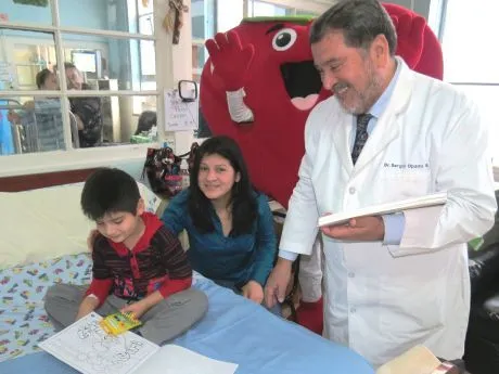 Entregan lápices y cuadernillos para colorear a niños del Hospital ...