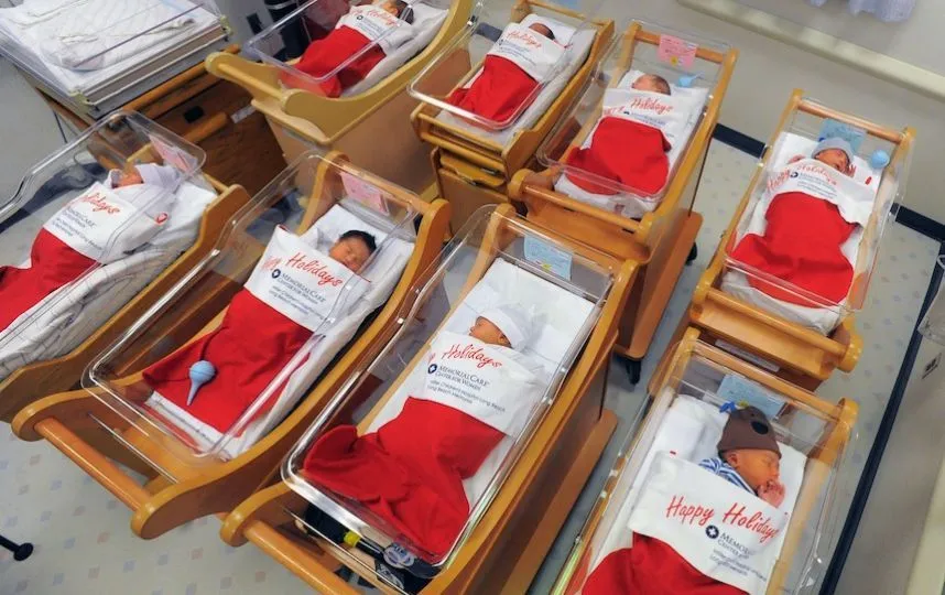 Entregan a recién nacidos en botas gigantes de Santa Claus. Entregan a recién nacidos en botas gigantes de Santa Claus.