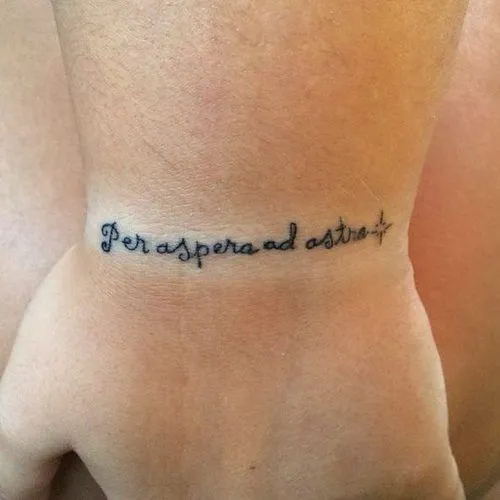 equeño tatuaje que dice en latín “Per aspera ad astra” que ...