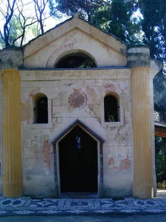 Ermita y dibujos recuperados: fotografía de Parque El Capricho ... Ermita y dibujos recuperados: fotografía de Parque El Capricho ...