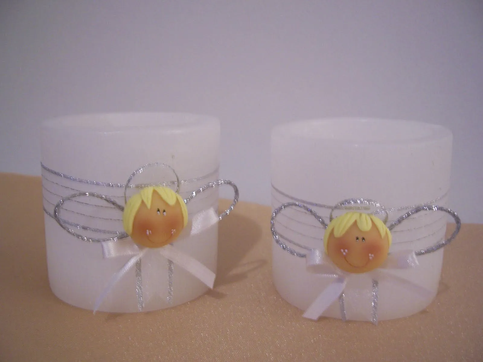 escaparate: Velas y Fanales con angelitos de porcelana fría