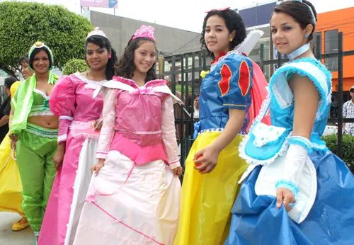 Trajes tipicos del Perú hechos con material reciclable - Imagui