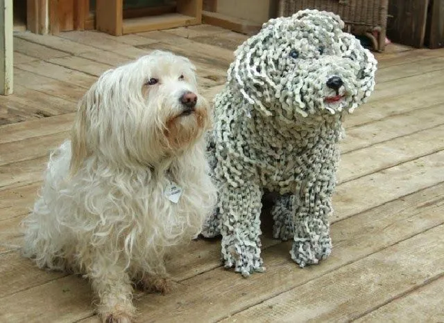 Esculturas de perros hechas con cadenas de bicicletas