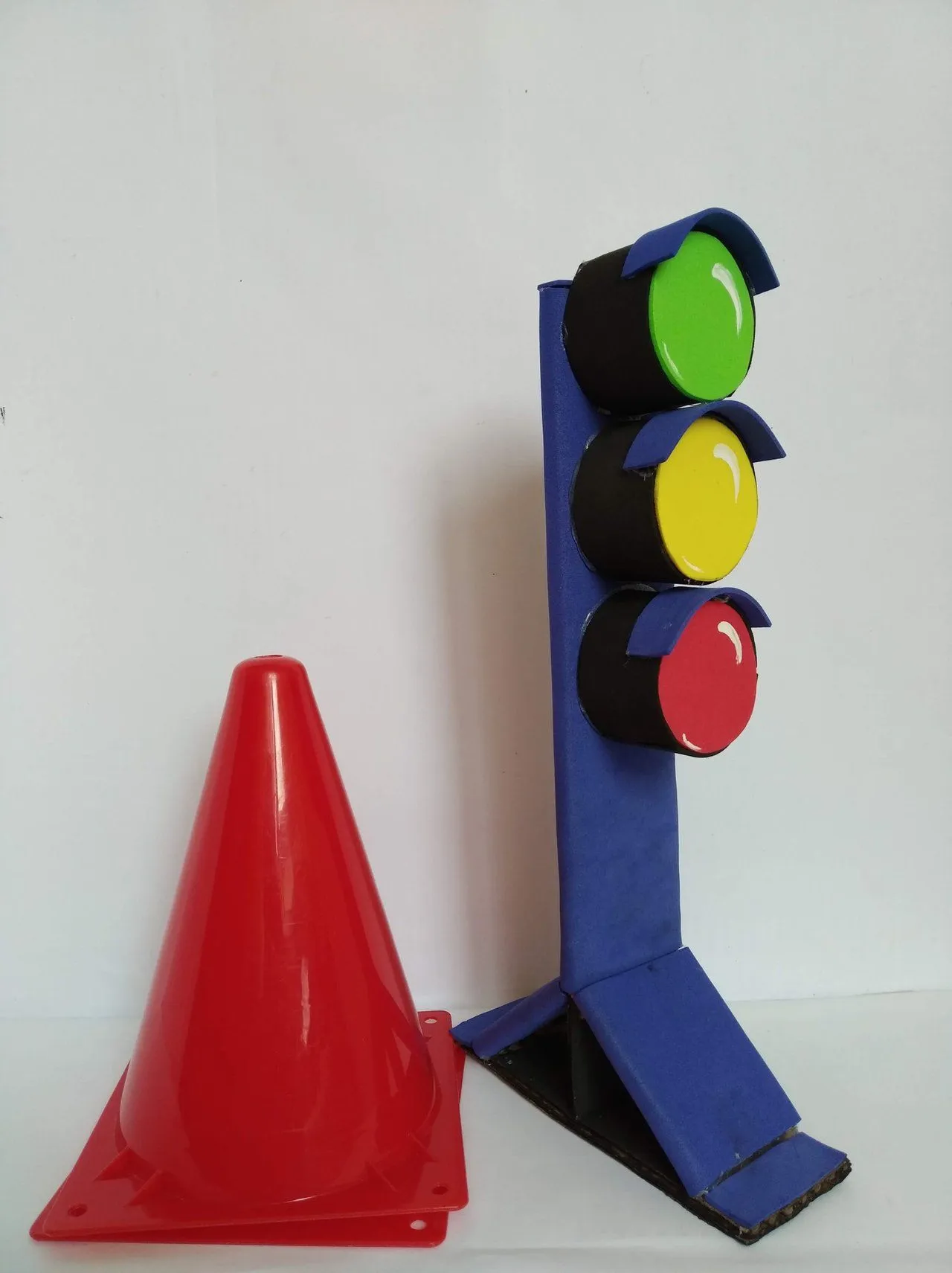 Esp-Eng] Semáforo para juego, creado con cartón y foami reciclado. //  Traffic light for play, created with cardboard and recycled foami. | PeakD