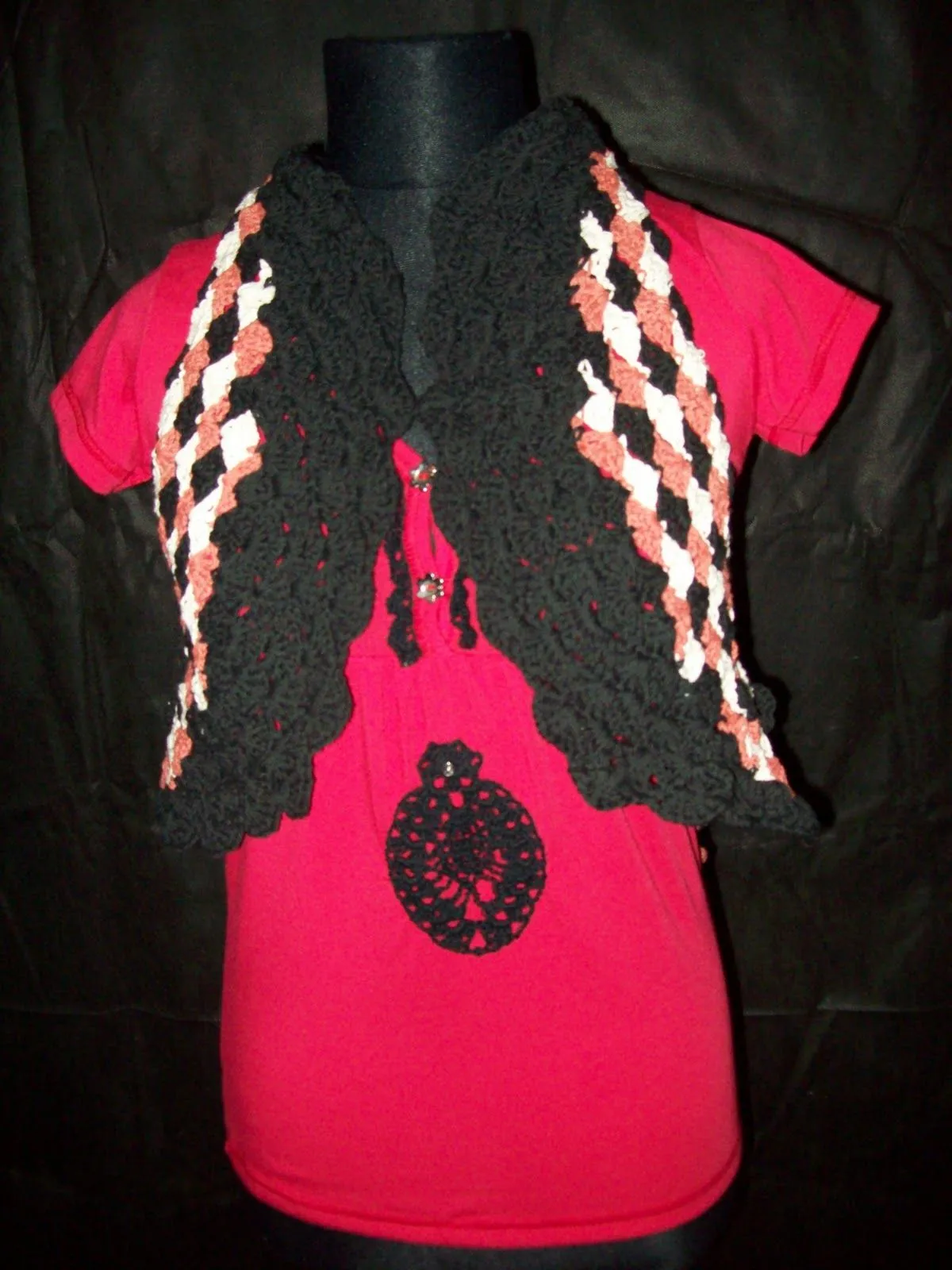 La espalda del chalequito, flores tejidas al crochet.