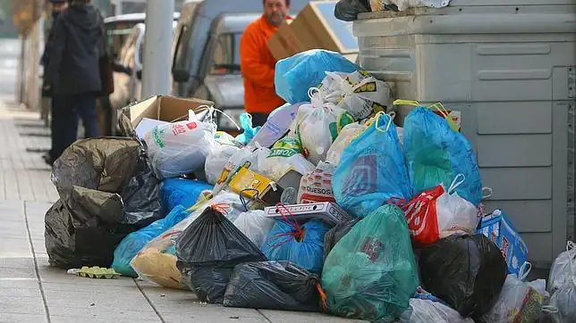 Los españoles tiran a la basura el 20% de la comida que compran ... Los españoles tiran a la basura el 20% de la comida que compran ...