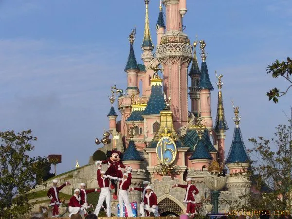Espectáculo navideño frente al Castillo - Disneyland París ... Espectáculo navideño frente al Castillo - Disneyland París ...