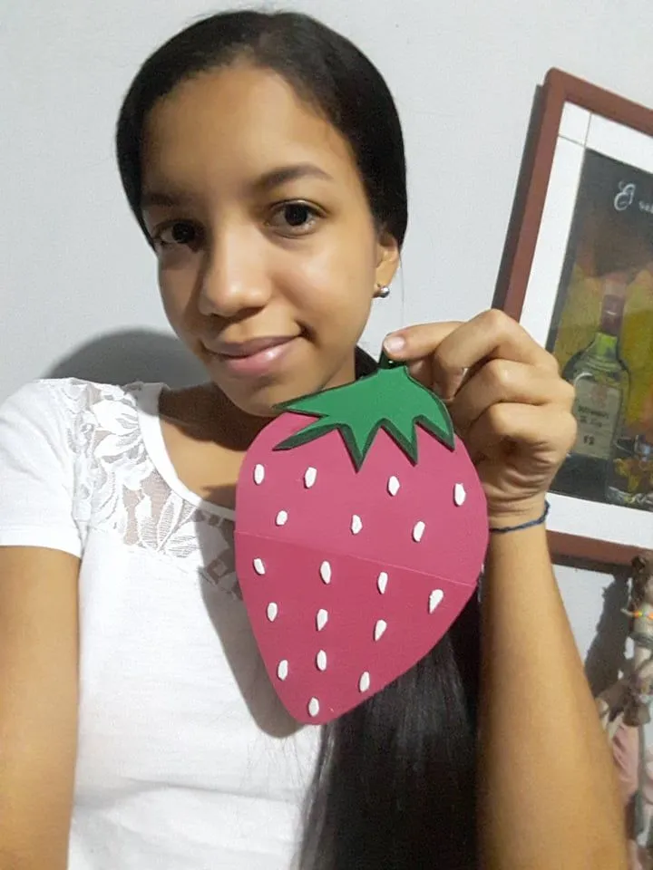 ESP/ENG-Bricolaje: Creativa y linda fosforera con motivo de fresa, hecha con material de provecho/DIY: Creative and cute matchbox with strawberry motif made from scrap materials — Hive ESP/ENG-Bricolaje: Creativa y linda fosforera con motivo de fresa, hecha con material de provecho/DIY: Creative and cute matchbox with strawberry motif made from scrap materials — Hive