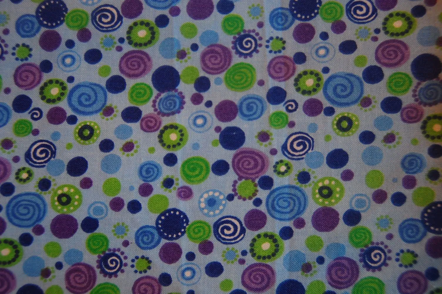 ... VARIOS Espirales de colores sobre fondo azul. Fat Quarter 50x55cms ... VARIOS Espirales de colores sobre fondo azul. Fat Quarter 50x55cms