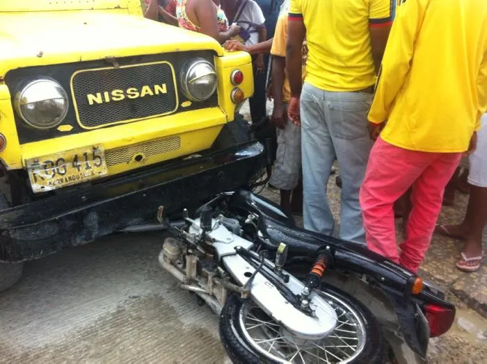 Por esquivar a un carro, moto quedó debajo de otro vehículo | EL ... Por esquivar a un carro, moto quedó debajo de otro vehículo | EL ...