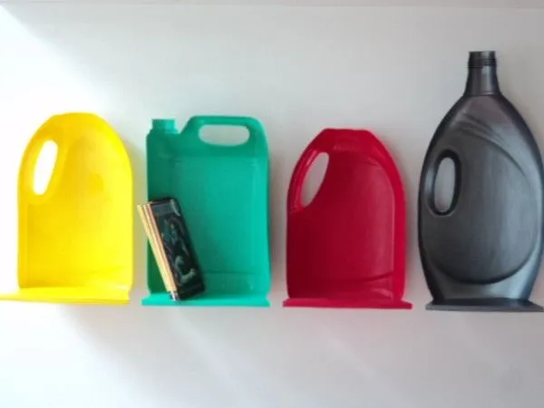 Estantes hechos con botellas de plástico. Recicla recipientes de ... Estantes hechos con botellas de plástico. Recicla recipientes de ...