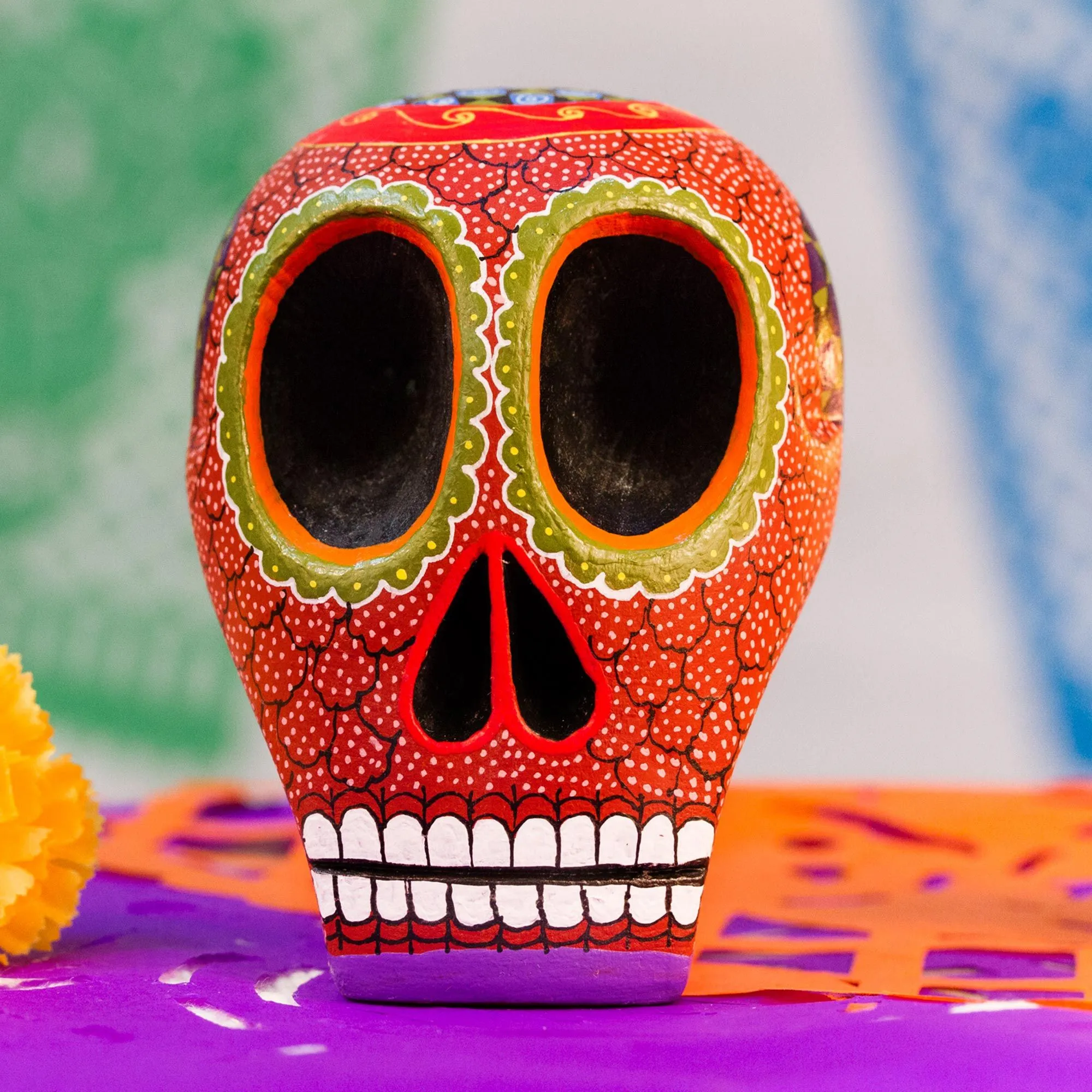 Estatuilla de calavera de madera color terracota pintada a mano mexicana - Muerte y folklore | NOVICA Estatuilla de calavera de madera color terracota pintada a mano mexicana - Muerte y folklore | NOVICA