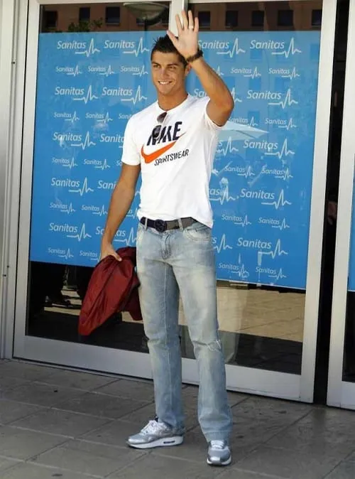 El estilo de... Cristiano Ronaldo en su presentación - TenerClase.com El estilo de... Cristiano Ronaldo en su presentación - TenerClase.com