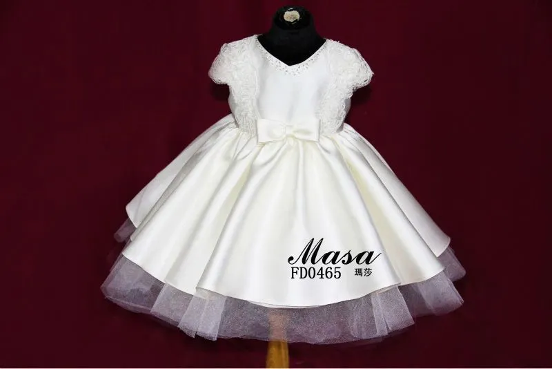 Estilo encantador de los niños de la muchacha del vestido blanco ...