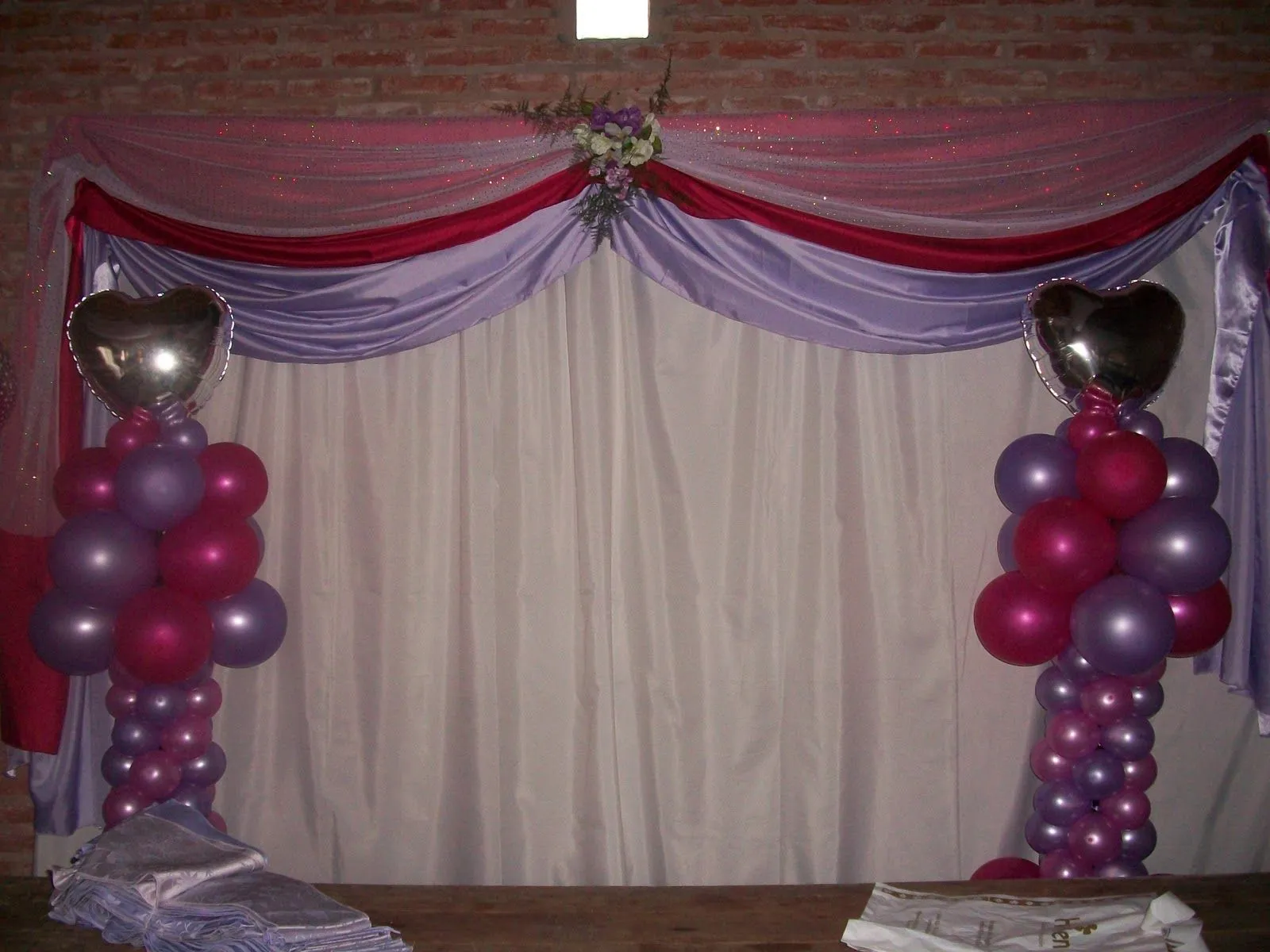 ESTILO GLOBO": lila y fucsia, con corazones.... ESTILO GLOBO": lila y fucsia, con corazones....