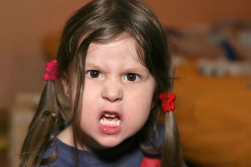Niña enojada - Imagui