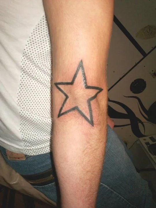 Estrella codo | Tattoo Art' & Piercing Bod' Estrella codo | Tattoo Art' & Piercing Bod'