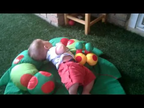 Estrenando el gusano de su tia Eva - YouTube