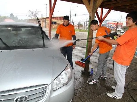 Estudiantes aprovechan el paro para ganar dinero lavando autos ...