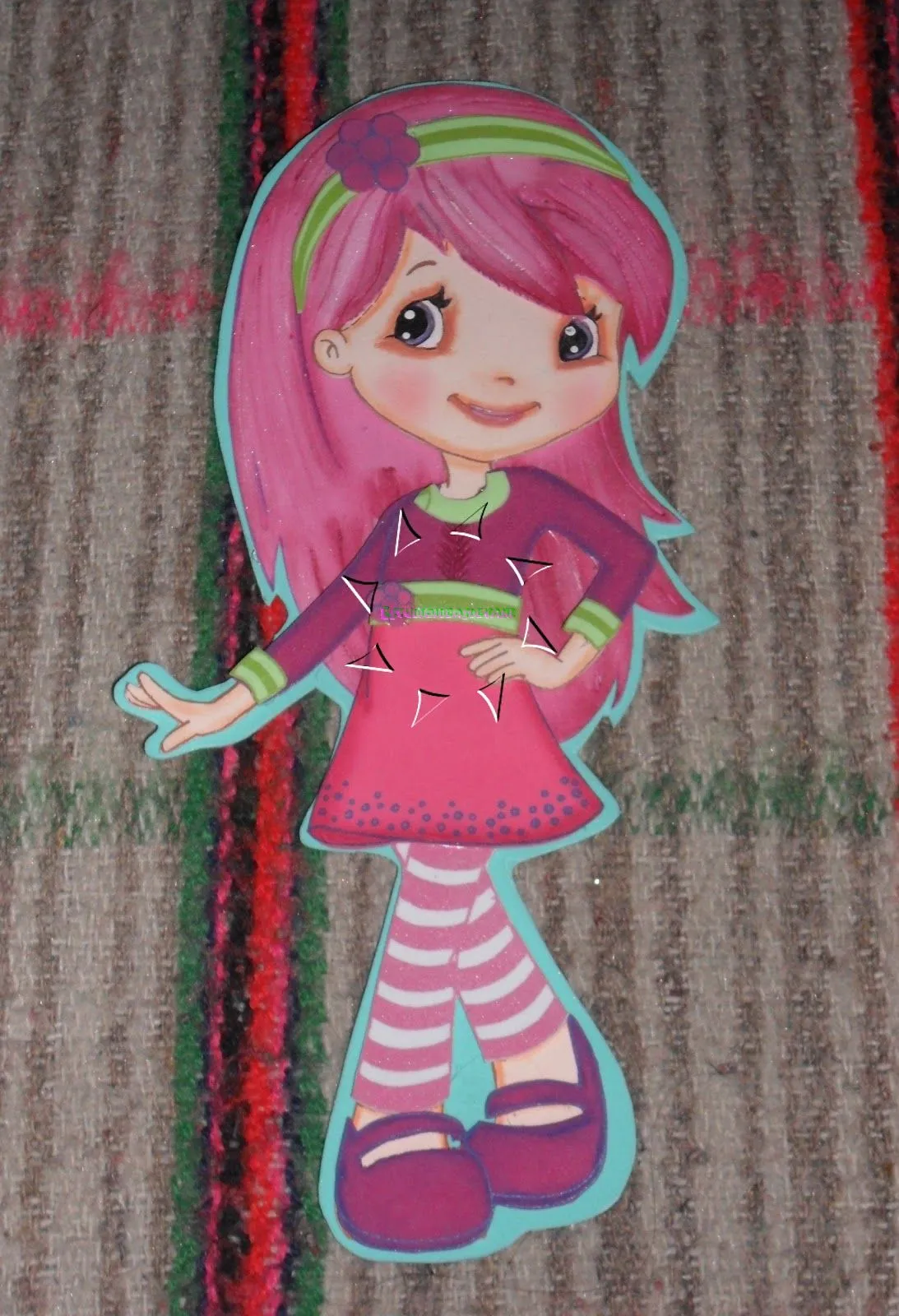 Estudio Ideas de Vani: Muñeca plana frambuesita en fomi Estudio Ideas de Vani: Muñeca plana frambuesita en fomi